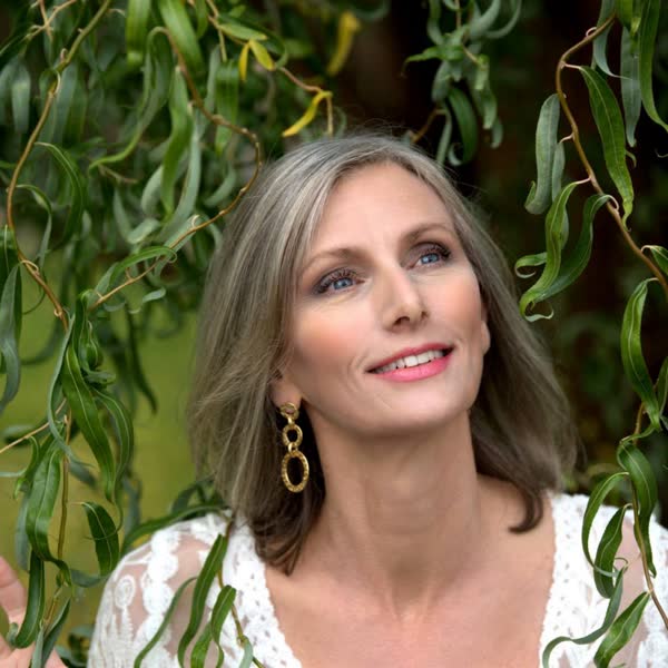 Interview with Lynn Tredeau — A Pianist Who Finally Got to Do What She Always Wanted to Do!