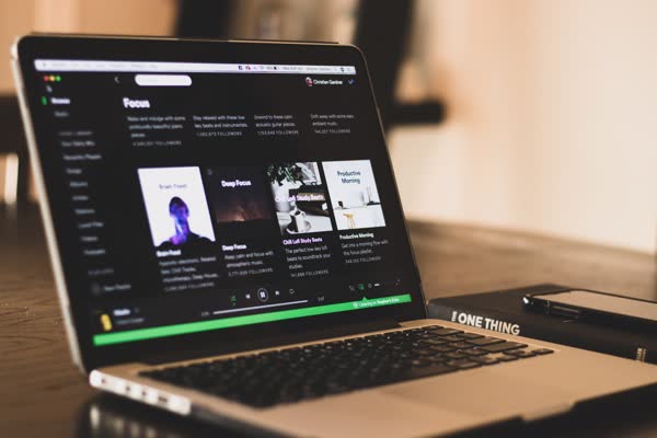 Tips For Indie Musicians On Pitching To Playlist Curators